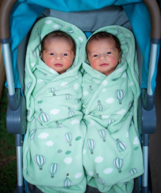 „Sajnálom, anya, nem hagyhattam őket ott” – mondta tizenhat éves fiam, amikor két újszülött ikerbabával állított haza.