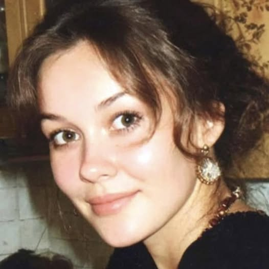 „Neked hallgatnod kell, szegény,” suttogta az anyósom, épp a vendégek érkezése előtt, de megdermedt, amikor a fővendég megölelt és lányának nevezett.