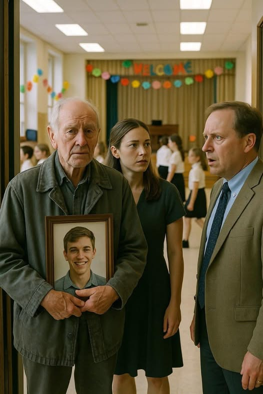 Az idős férfi bekeretezett fényképpel a kezében jött az iskolai koncertre, és amikor a tanár megpróbálta kikísérni, az igazgató hirtelen elsápadt