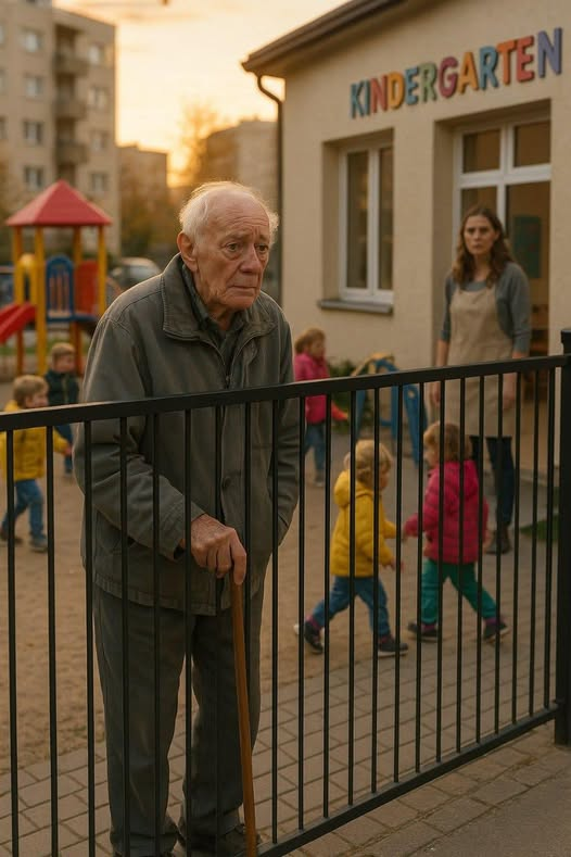 Az öreg minden este odajött az óvoda kerítéséhez, és egy nap a tanár követte, és megtudta, kire vár