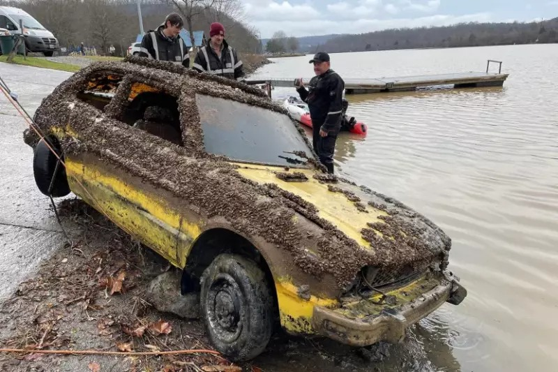 Bombasztikus felfedezés! Véletlenül bukkant egy autóra a folyó mélyén, és azonnal értesítette a rendőrséget. A hatóságok szerint az autó már több mint tíz éve víz alatt van
